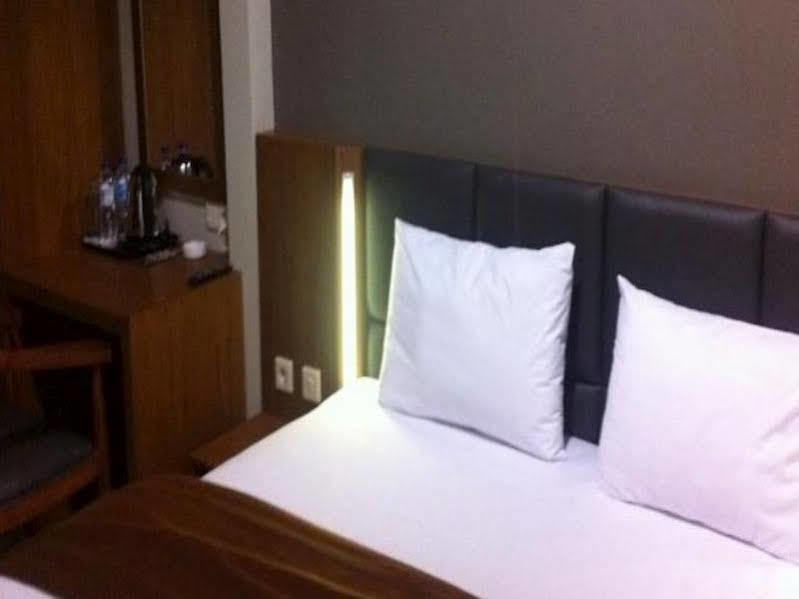 Votel Viure Hotel Jogjakarta Maguwo Екстер'єр фото