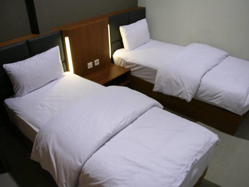 Votel Viure Hotel Jogjakarta Maguwo Екстер'єр фото